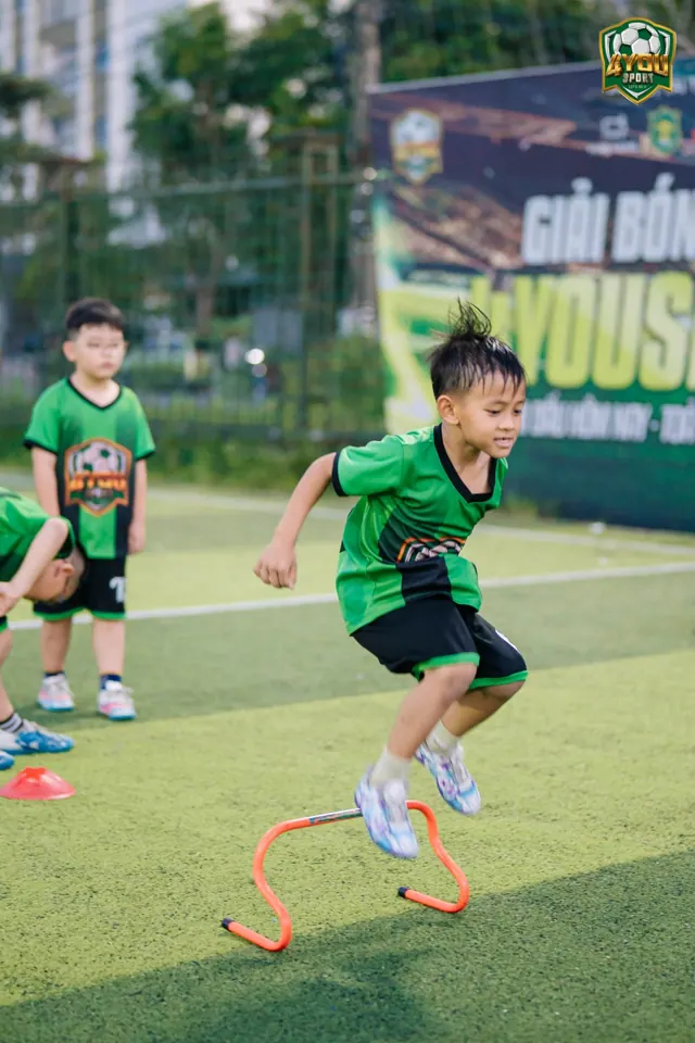 Bé bật nhảy qua rào nhỏ