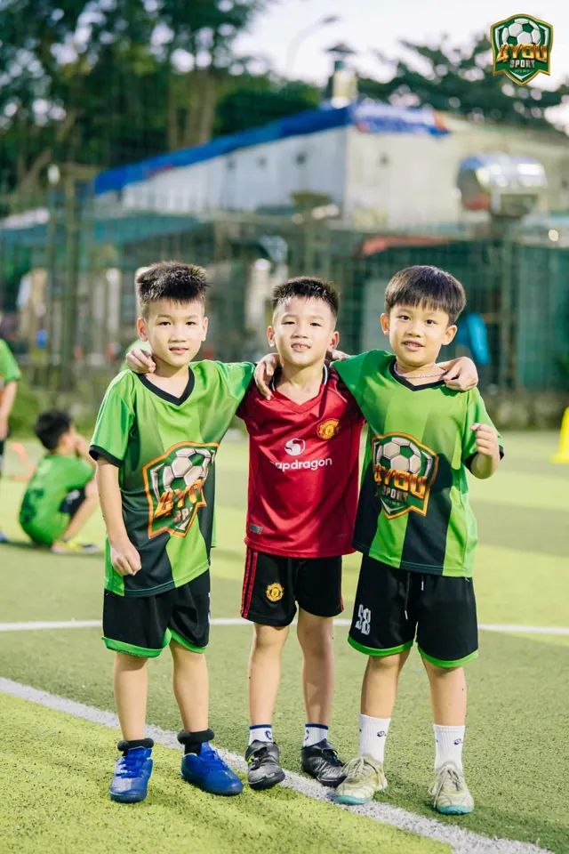 Ba bạn nhỏ khoác vai nhau cười, cùng buổi 29