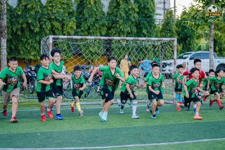 Học viên 4YOU SPORT ăn mừng trên sân cỏ
