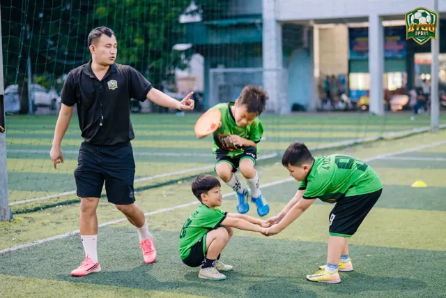 Thầy hướng dẫn học viên trên sân