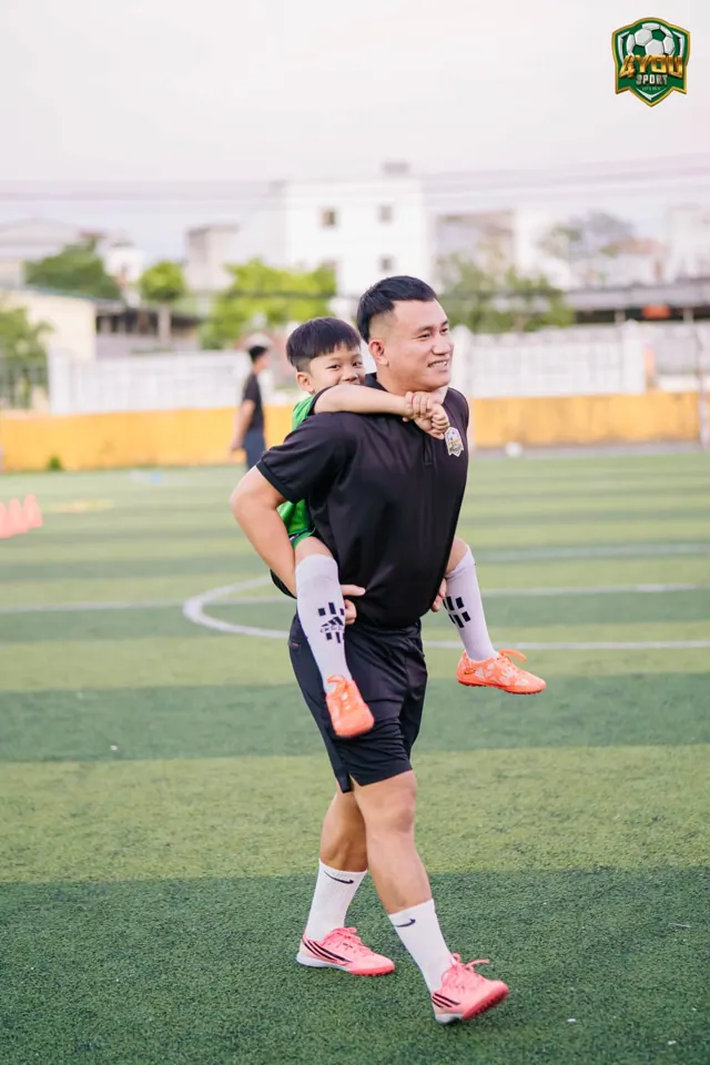 Thầy cõng học trò trên sân, cả hai cùng cười