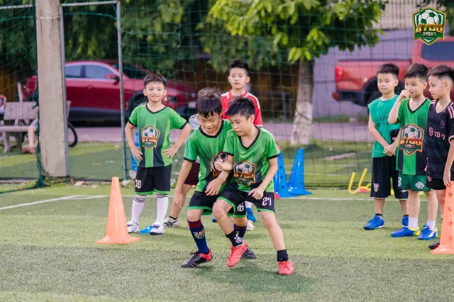 Thầy theo sát các con tập phối hợp, cùng buổi 30