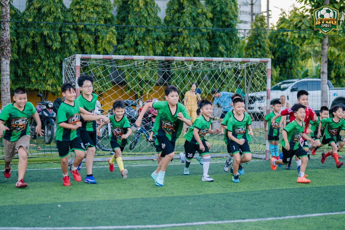 Cả lớp 4YOU ùa chạy khởi động, cười tươi