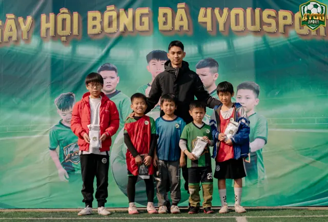 Các bé chụp ảnh trước backdrop Ngày hội bóng đá 4YOUSPORT Bến Thủy