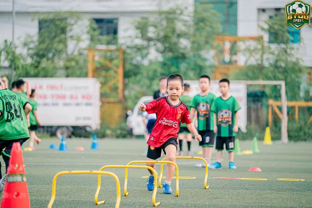 Nhóm U7-U9 bật qua rào nhỏ khởi động tốc độ