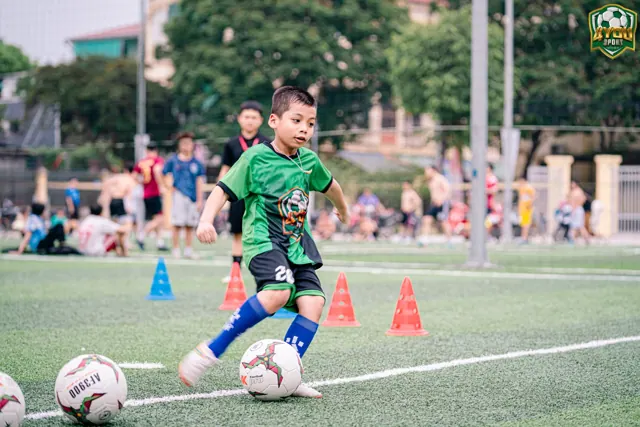 Bé dẫn bóng luồn cọc tại cơ sở Bến Thủy