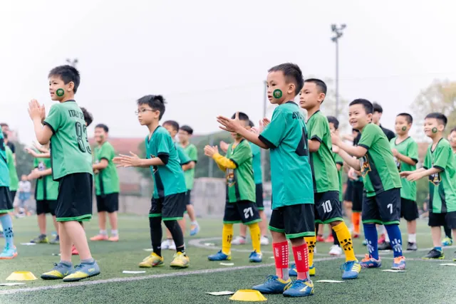 Cả lớp khởi động theo hàng, áo xanh 4YOU