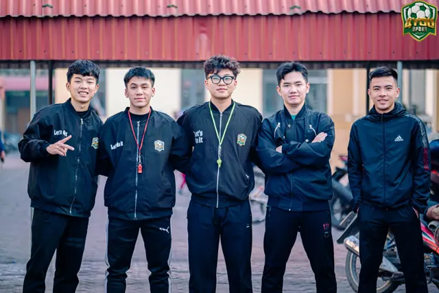 Đội ngũ 5 HLV 4YOU tạo dáng tập thể tại ngày hội