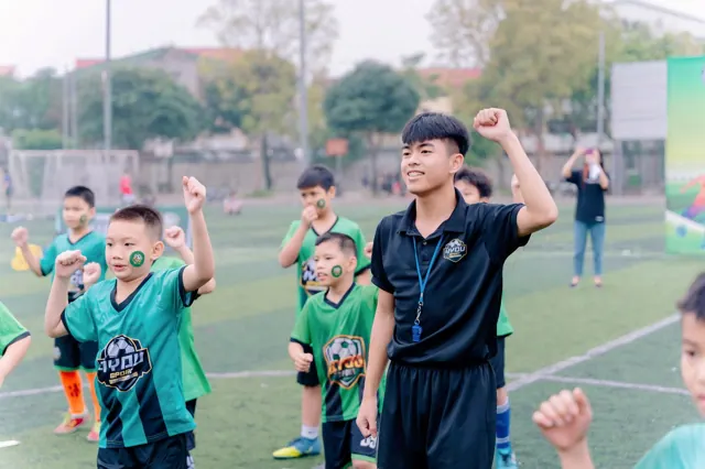 HLV cùng các con giơ tay hò reo tại ngày hội