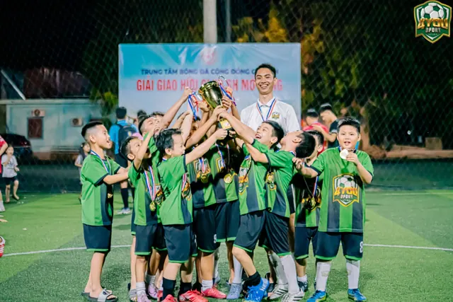 Đội 4YOU nâng cúp vô địch, đeo huy chương