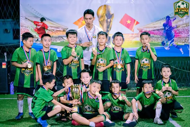 Đội 4YOU chụp ảnh cùng cúp và huy chương vàng