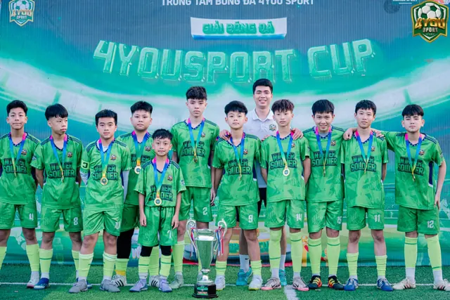 Đội U14 4YOU nhận cúp tại 4YOUSPORT CUP