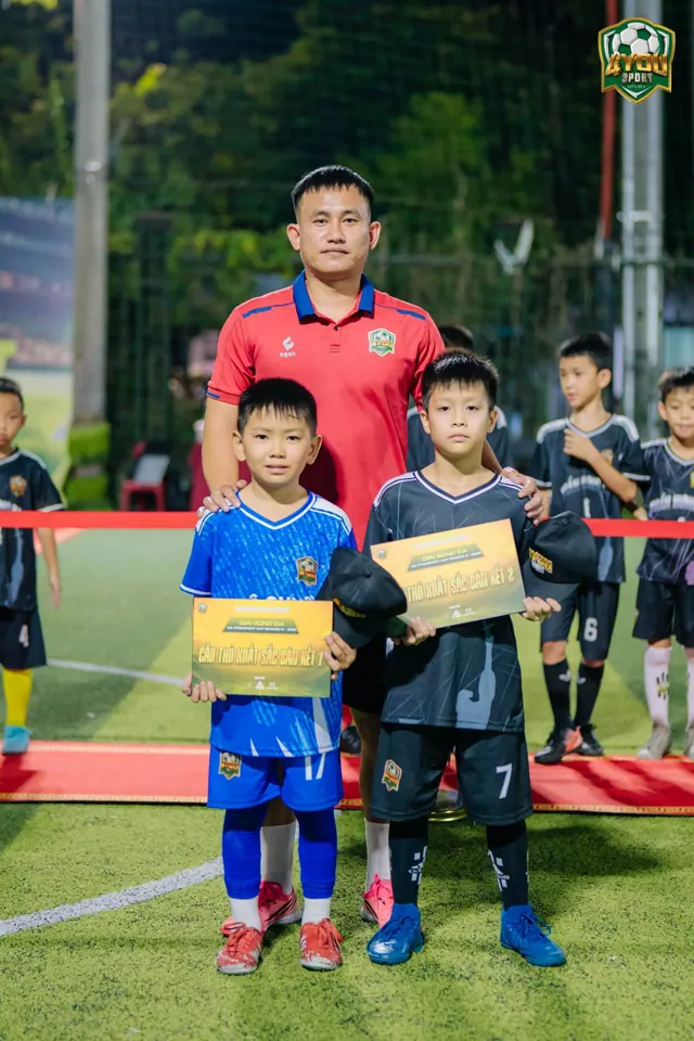 Hai bạn nhỏ nhận giải cầu thủ xuất sắc